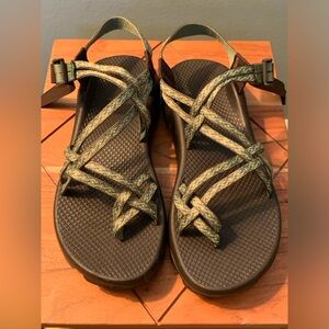Chacos sandals - Unaweep, women’s size 10, green, adjustable strap, outdoors.